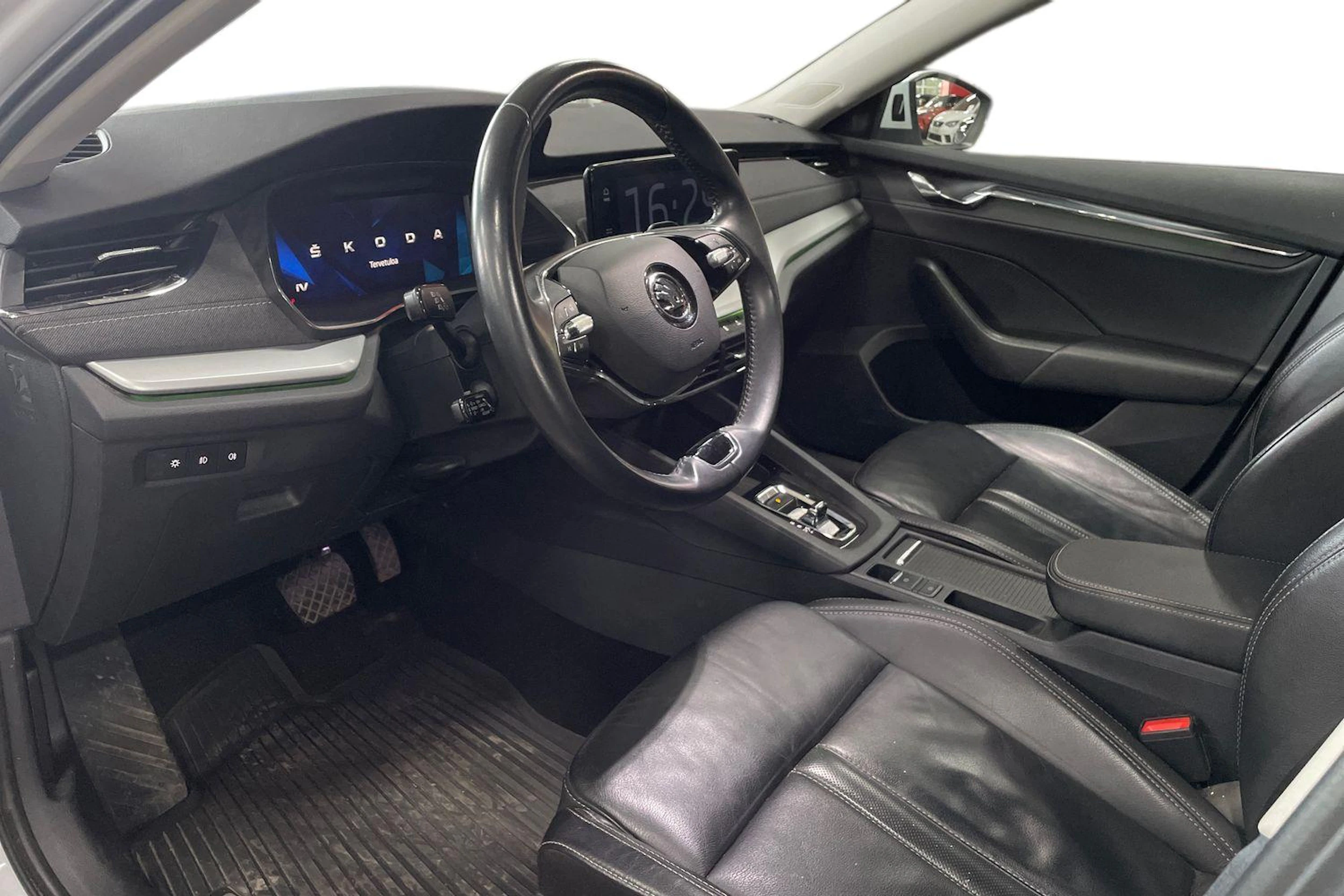 Valkoinen Skoda OCTAVIA 2023 kuva 6.