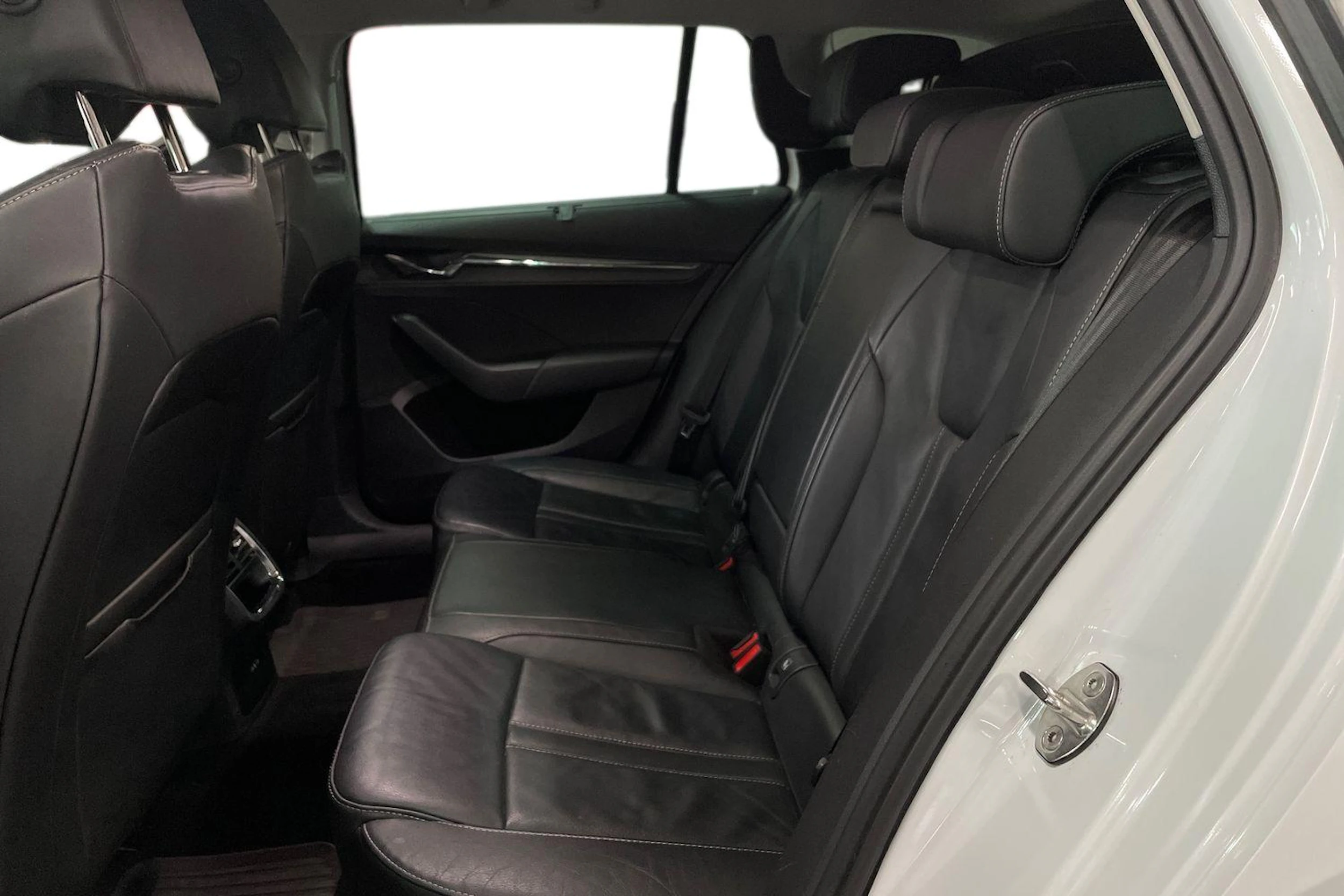 Valkoinen Skoda OCTAVIA 2023 kuva 8.