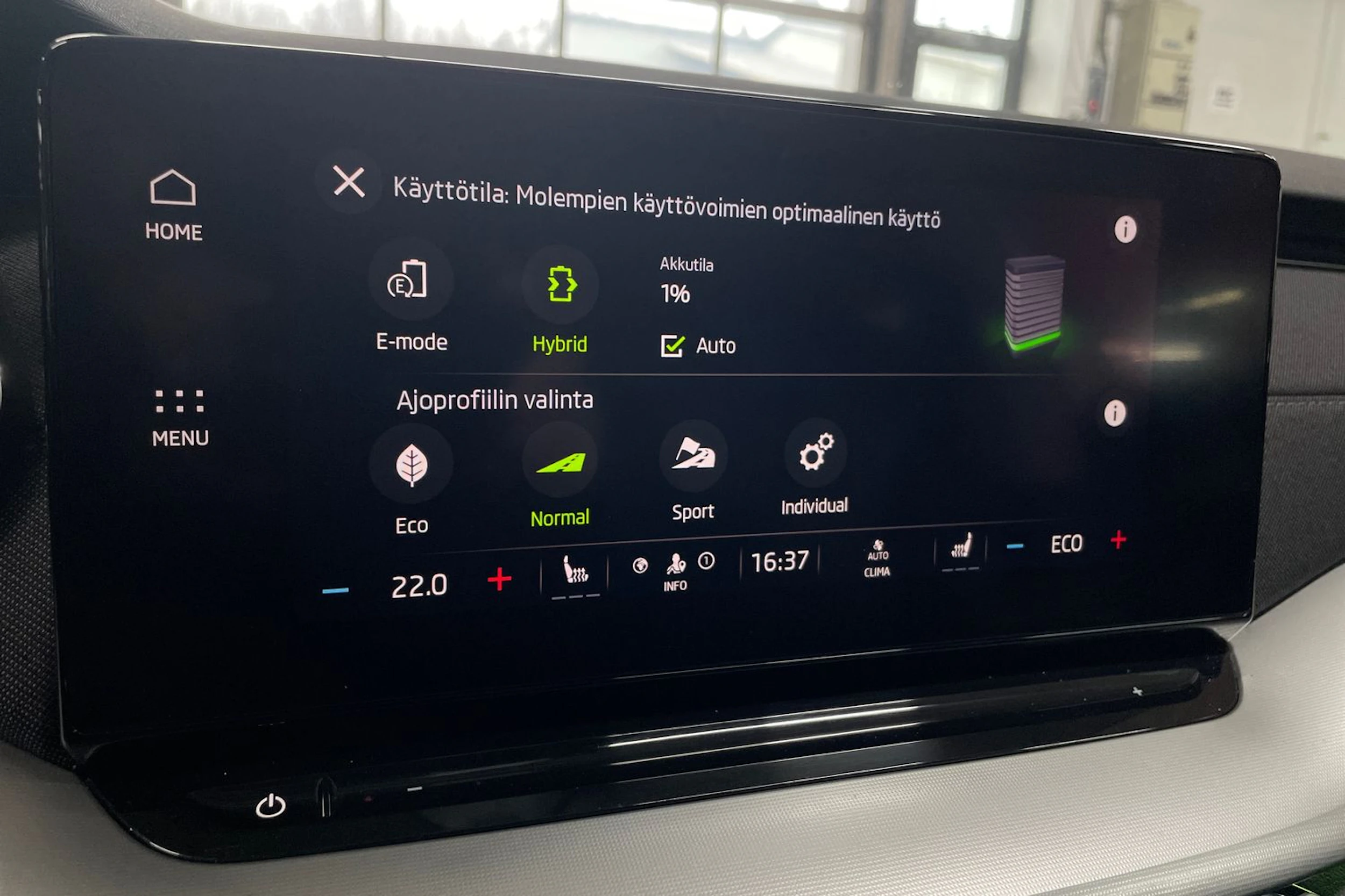 Valkoinen Skoda OCTAVIA 2023 kuva 13.