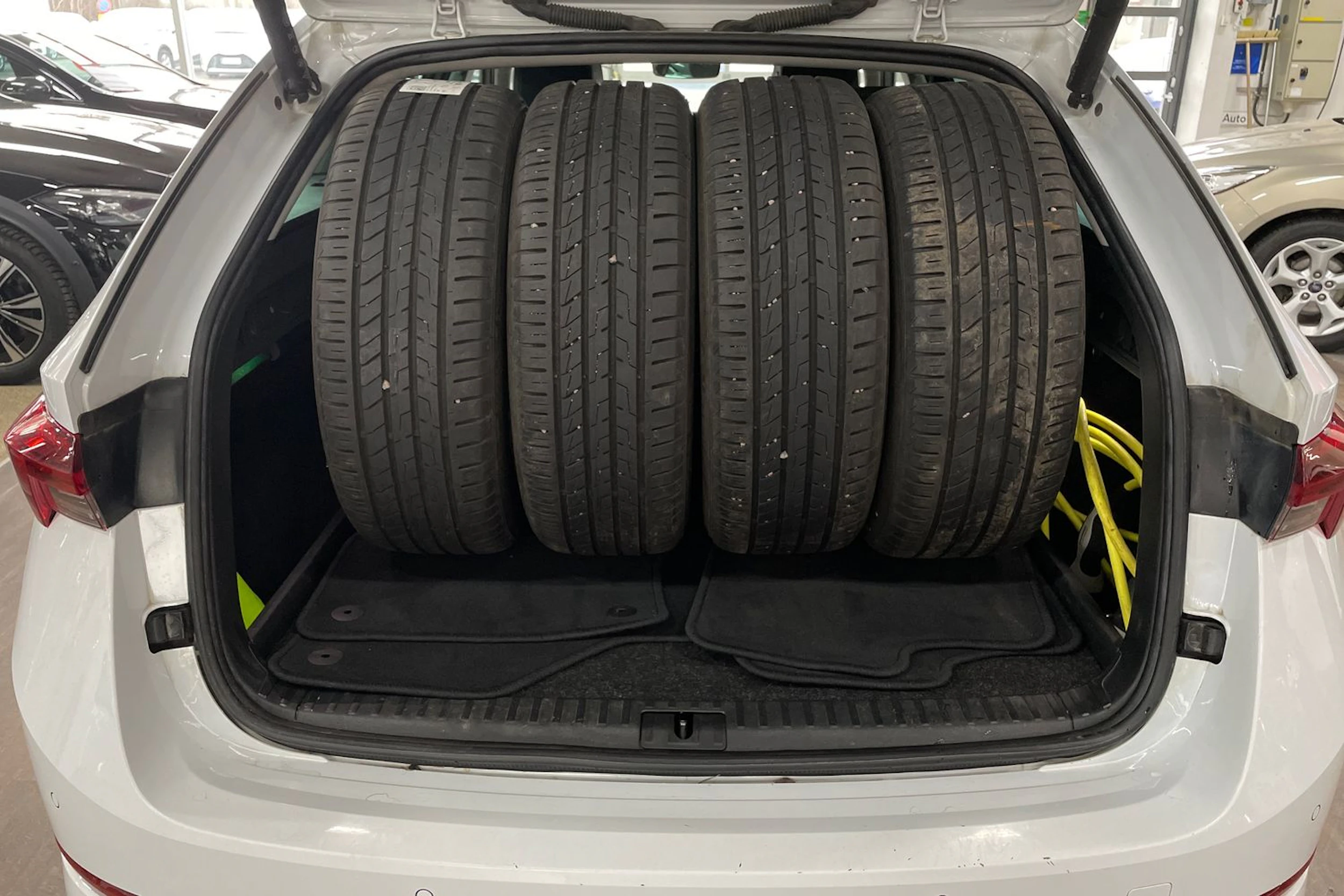 Valkoinen Skoda OCTAVIA 2023 kuva 16.