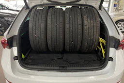 Valkoinen Skoda OCTAVIA 2023 kuva 16.