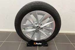 met. sininen Skoda Octavia 2023 kuva 16.