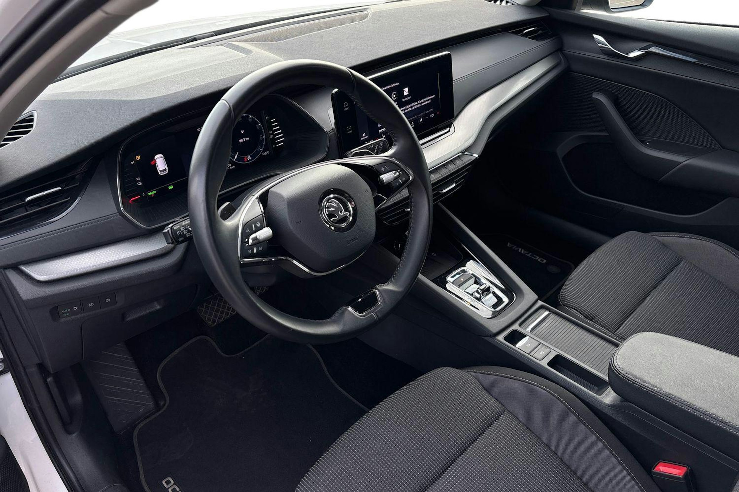 valkoinen Skoda Octavia 2024 kuva 7.