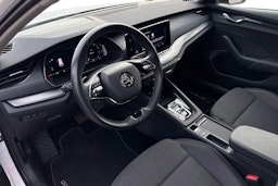 valkoinen Skoda Octavia 2024 kuva 7.