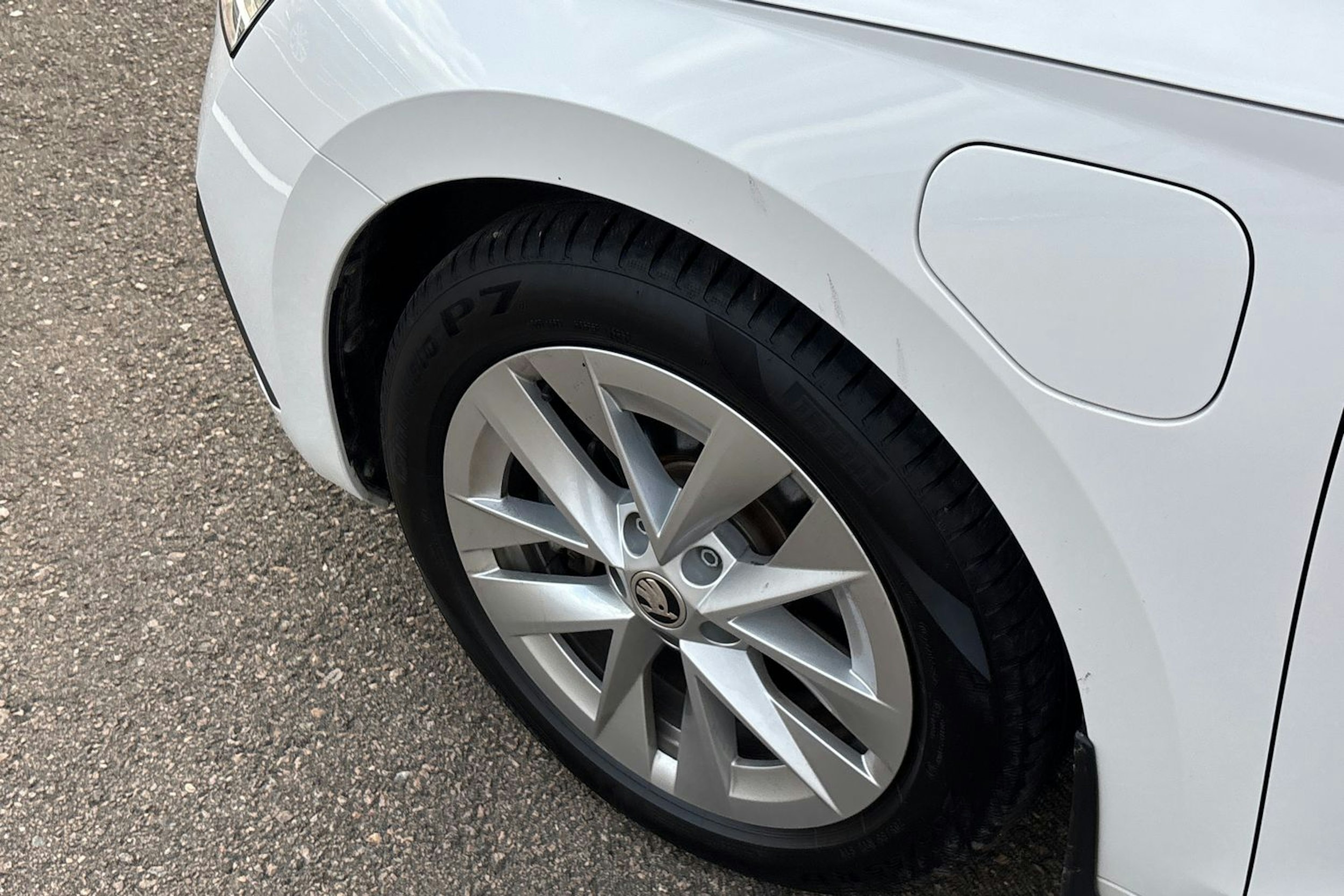 valkoinen Skoda Octavia 2024 kuva 11.