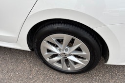 valkoinen Skoda Octavia 2024 kuva 13.