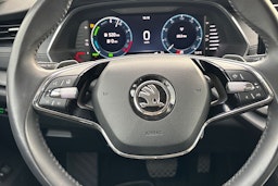 valkoinen Skoda Octavia 2024 kuva 14.