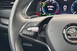 valkoinen Skoda Octavia 2024 kuva 15.
