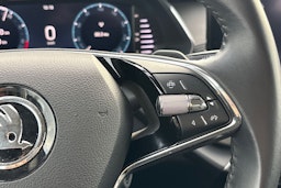 valkoinen Skoda Octavia 2024 kuva 16.