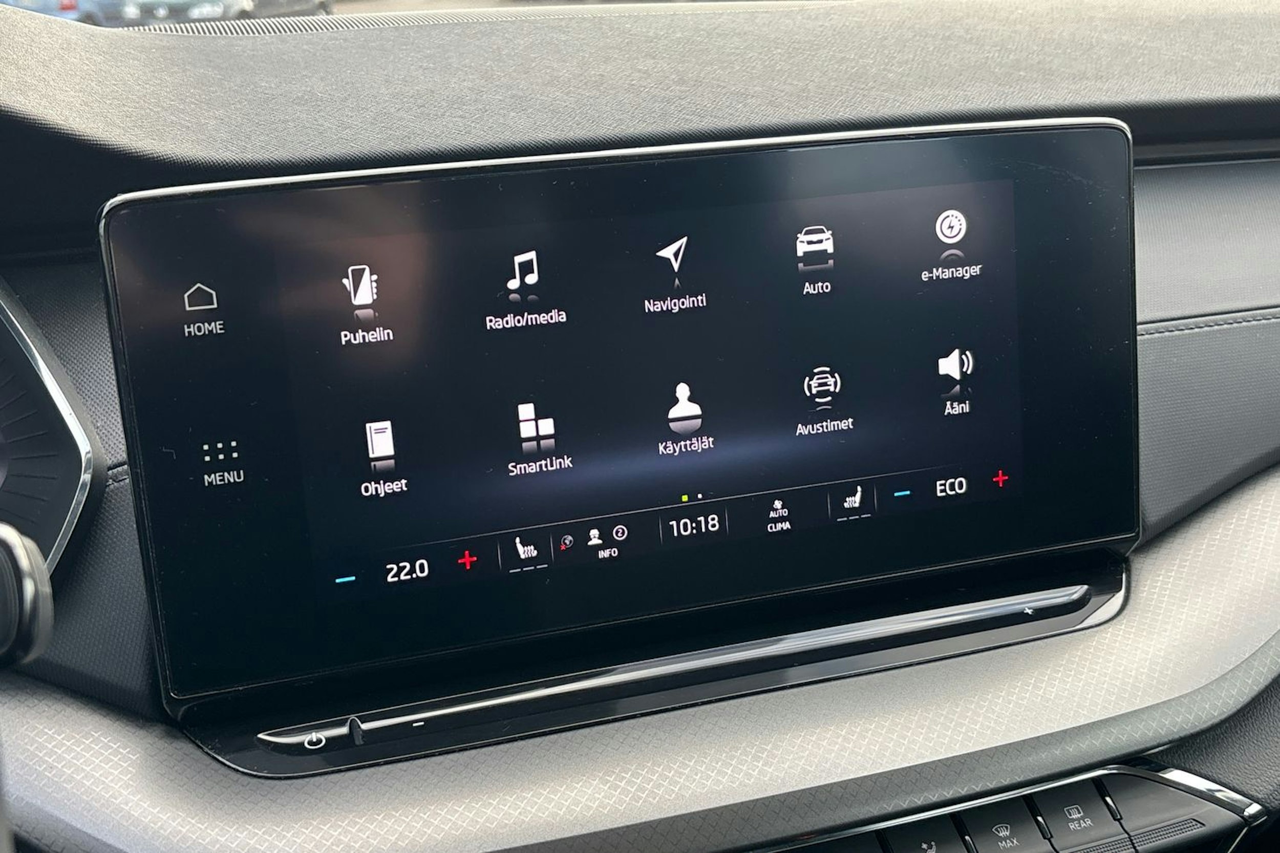 valkoinen Skoda Octavia 2024 kuva 17.
