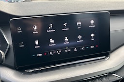 valkoinen Skoda Octavia 2024 kuva 17.