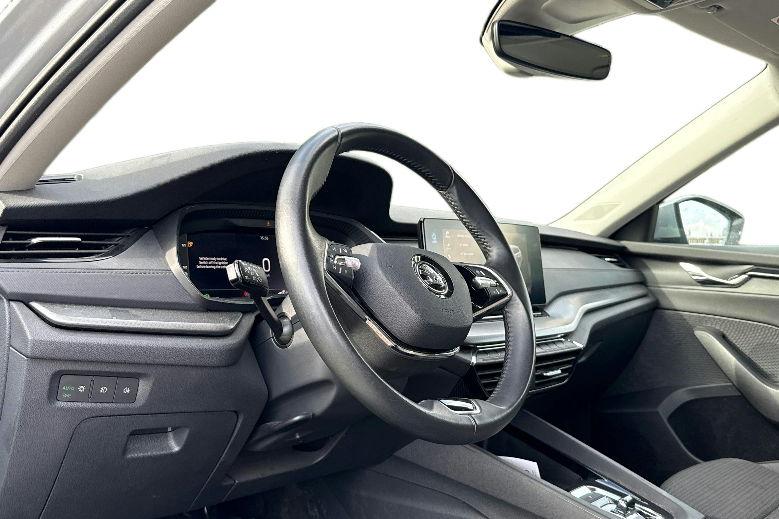 harmaa Skoda Octavia 2024 kuva 3.