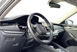 harmaa Skoda Octavia 2024 kuva 3.
