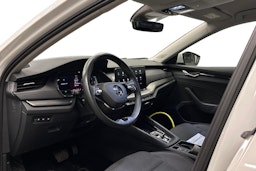 valkoinen Skoda Octavia 2023 kuva 3.