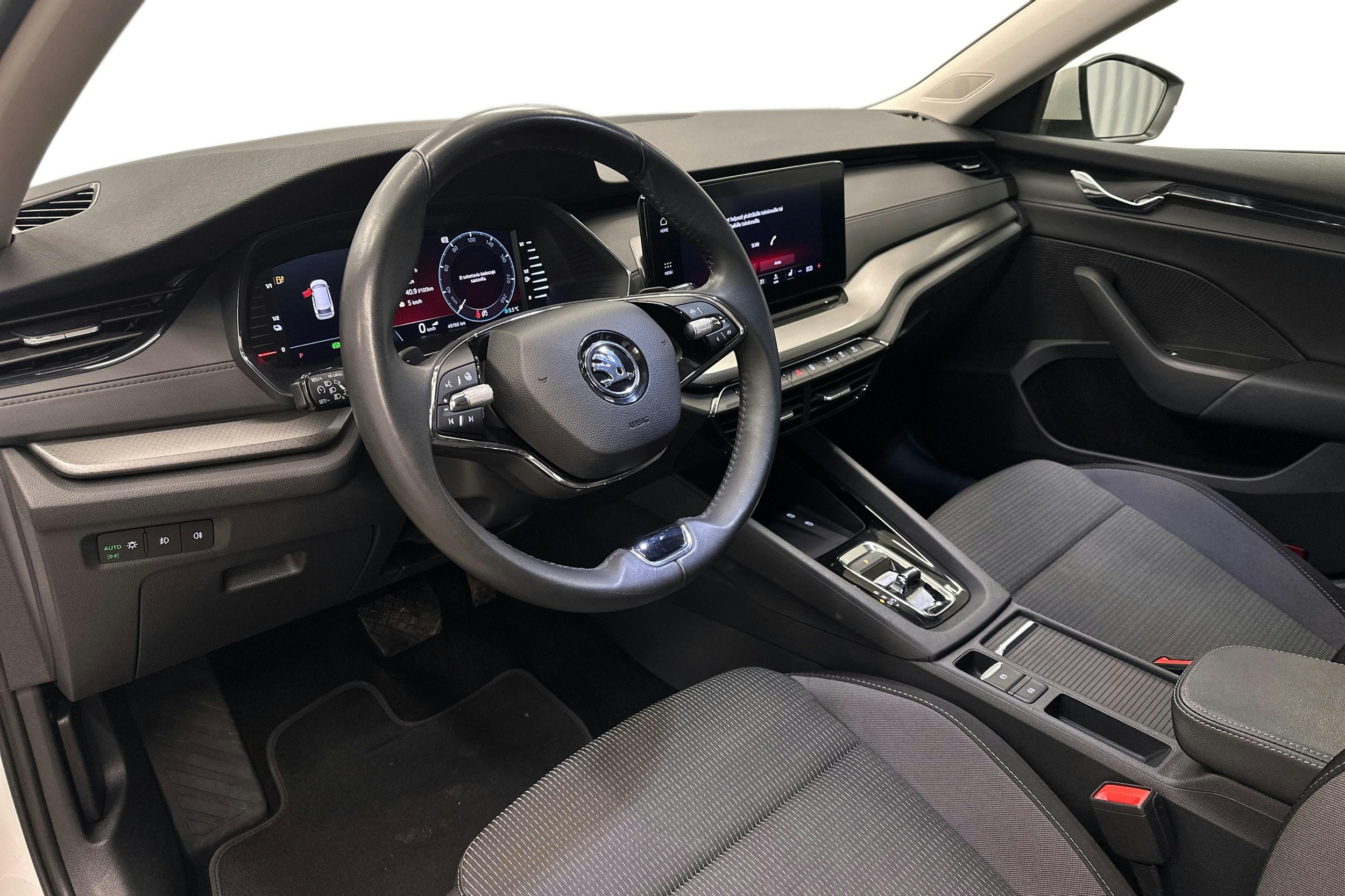 valkoinen Skoda Octavia 2024 kuva 7.