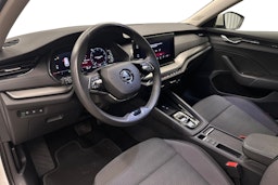 valkoinen Skoda Octavia 2024 kuva 7.