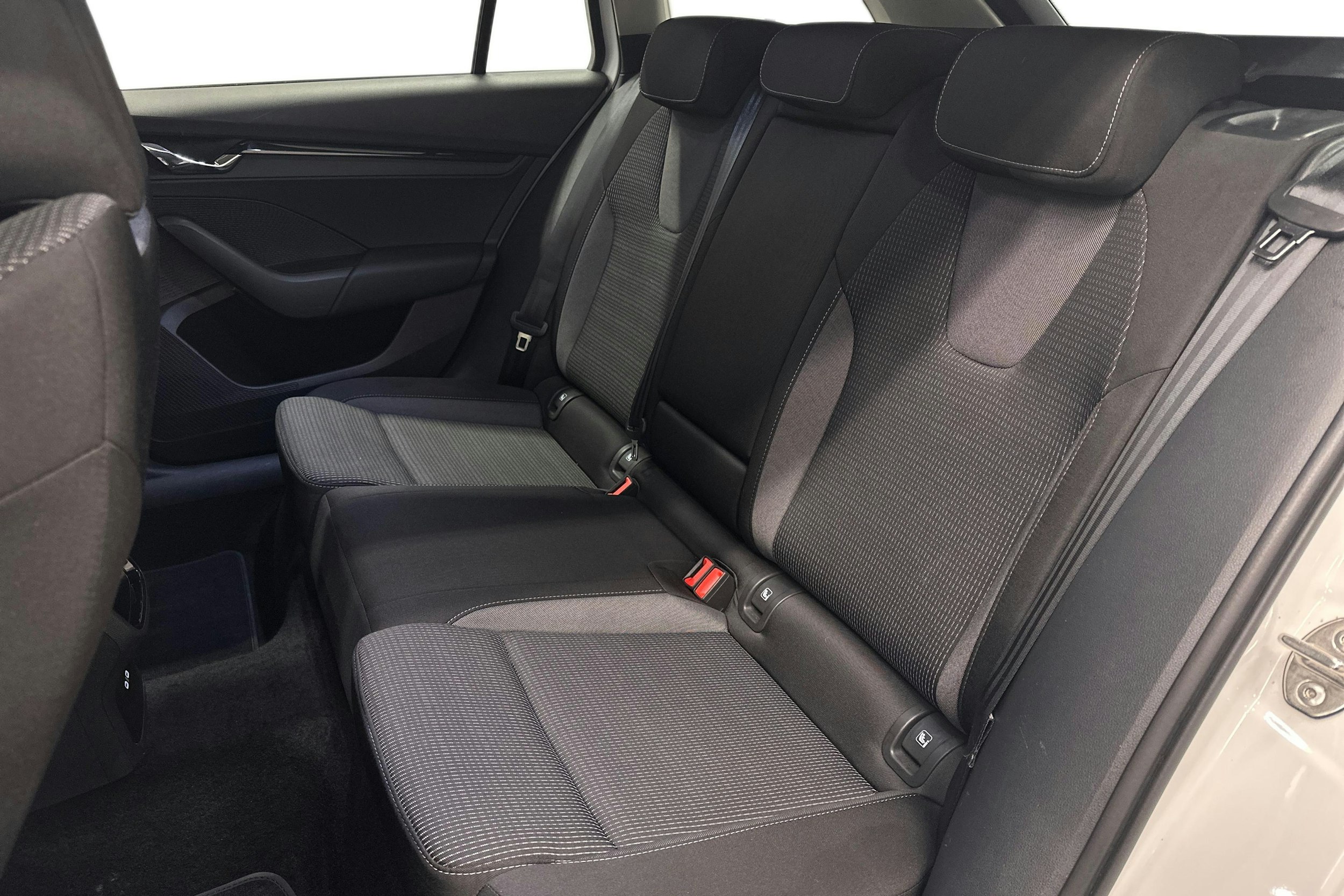 valkoinen Skoda Octavia 2024 kuva 10.