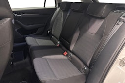 valkoinen Skoda Octavia 2024 kuva 10.