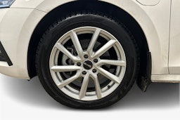 valkoinen Skoda Octavia 2024 kuva 11.