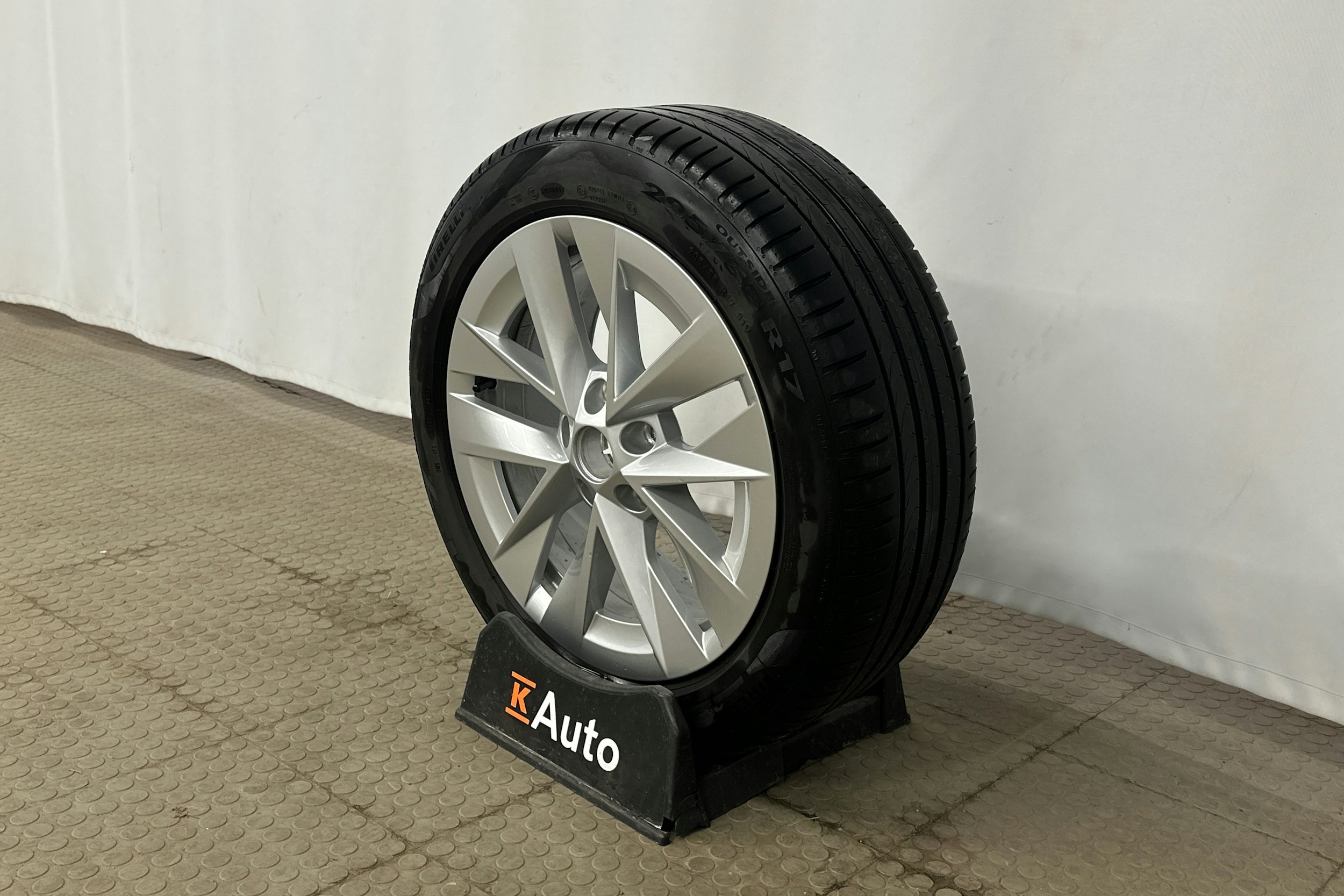 valkoinen Skoda Octavia 2024 kuva 13.