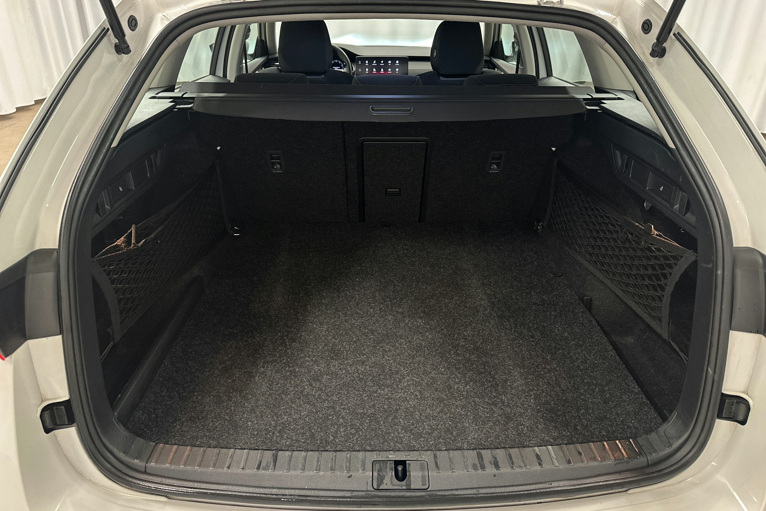 valkoinen Skoda Octavia 2024 kuva 14.