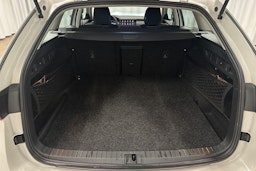 valkoinen Skoda Octavia 2024 kuva 14.