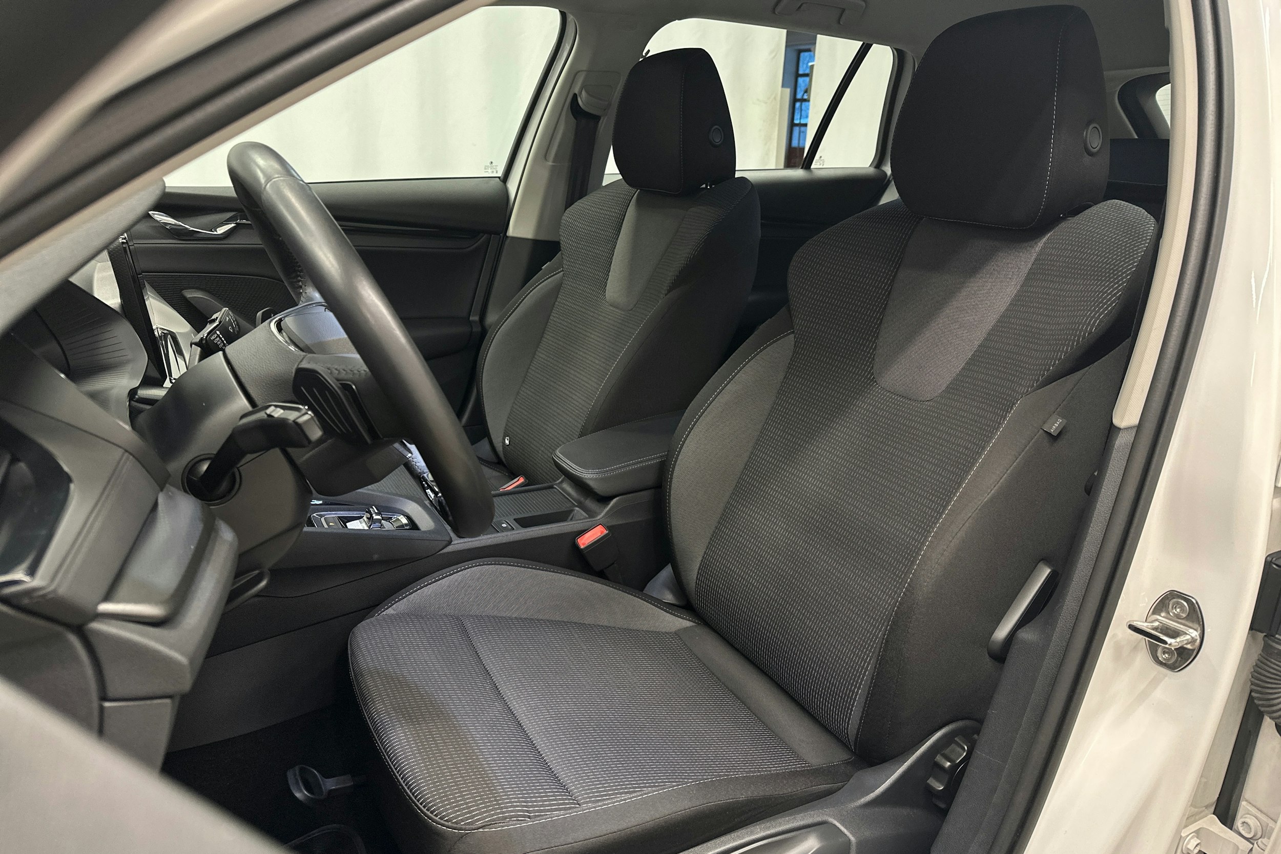 valkoinen Skoda Octavia 2024 kuva 15.