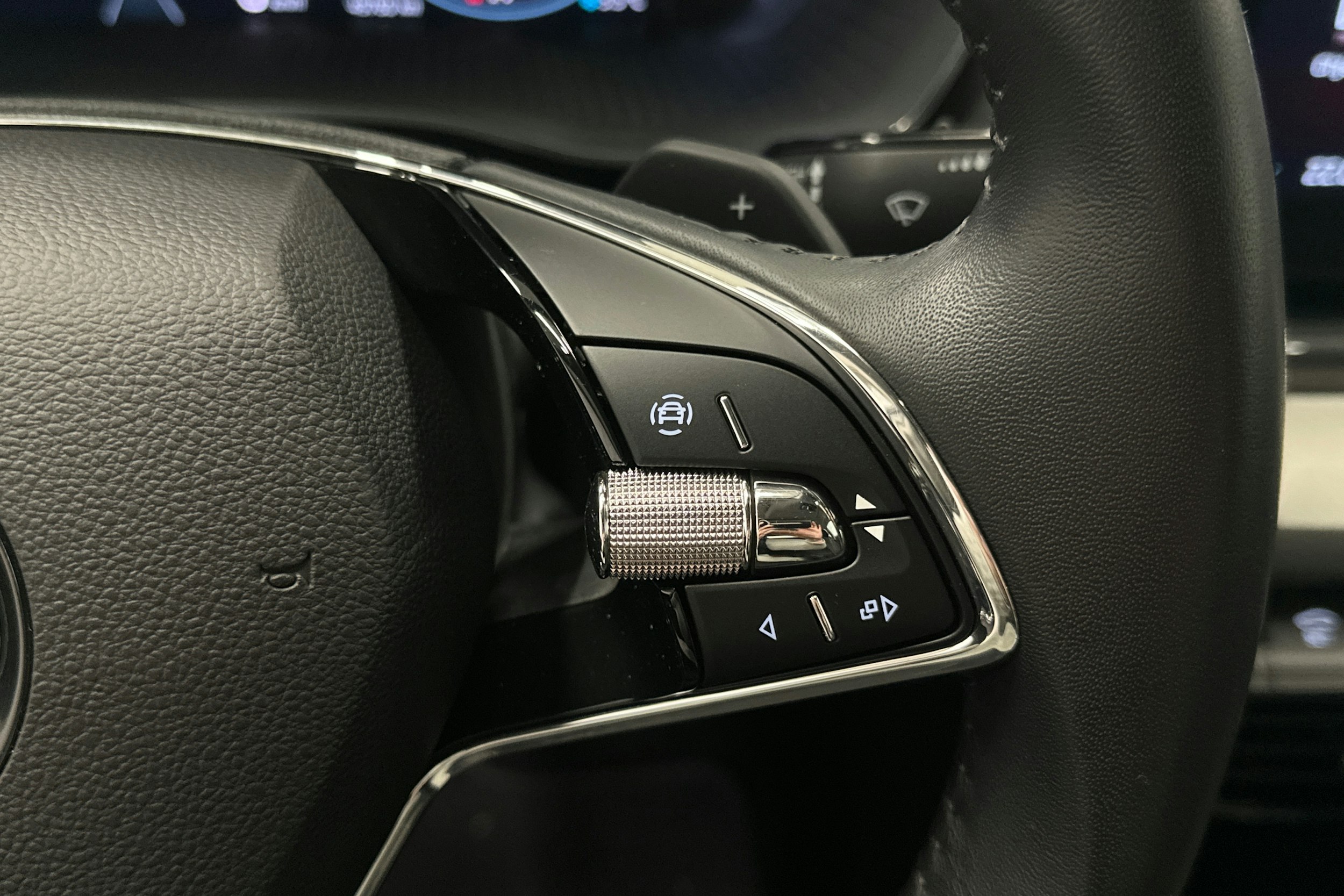 valkoinen Skoda Octavia 2024 kuva 17.