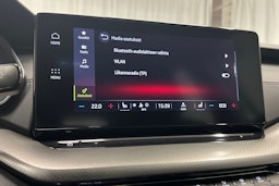 valkoinen Skoda Octavia 2024 kuva 22.