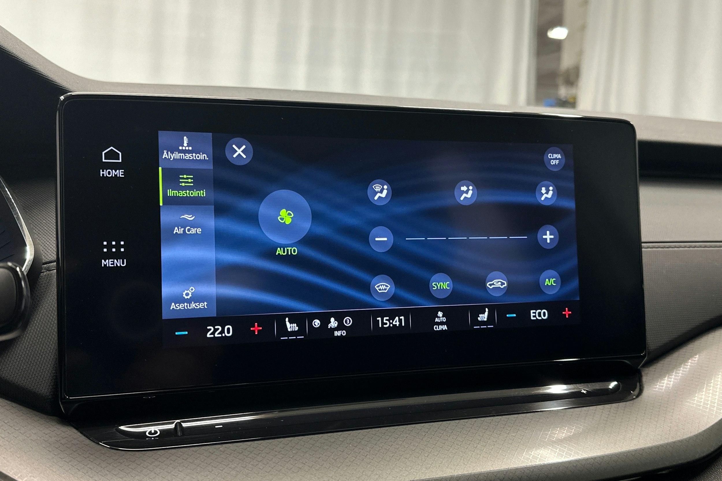 valkoinen Skoda Octavia 2024 kuva 23.