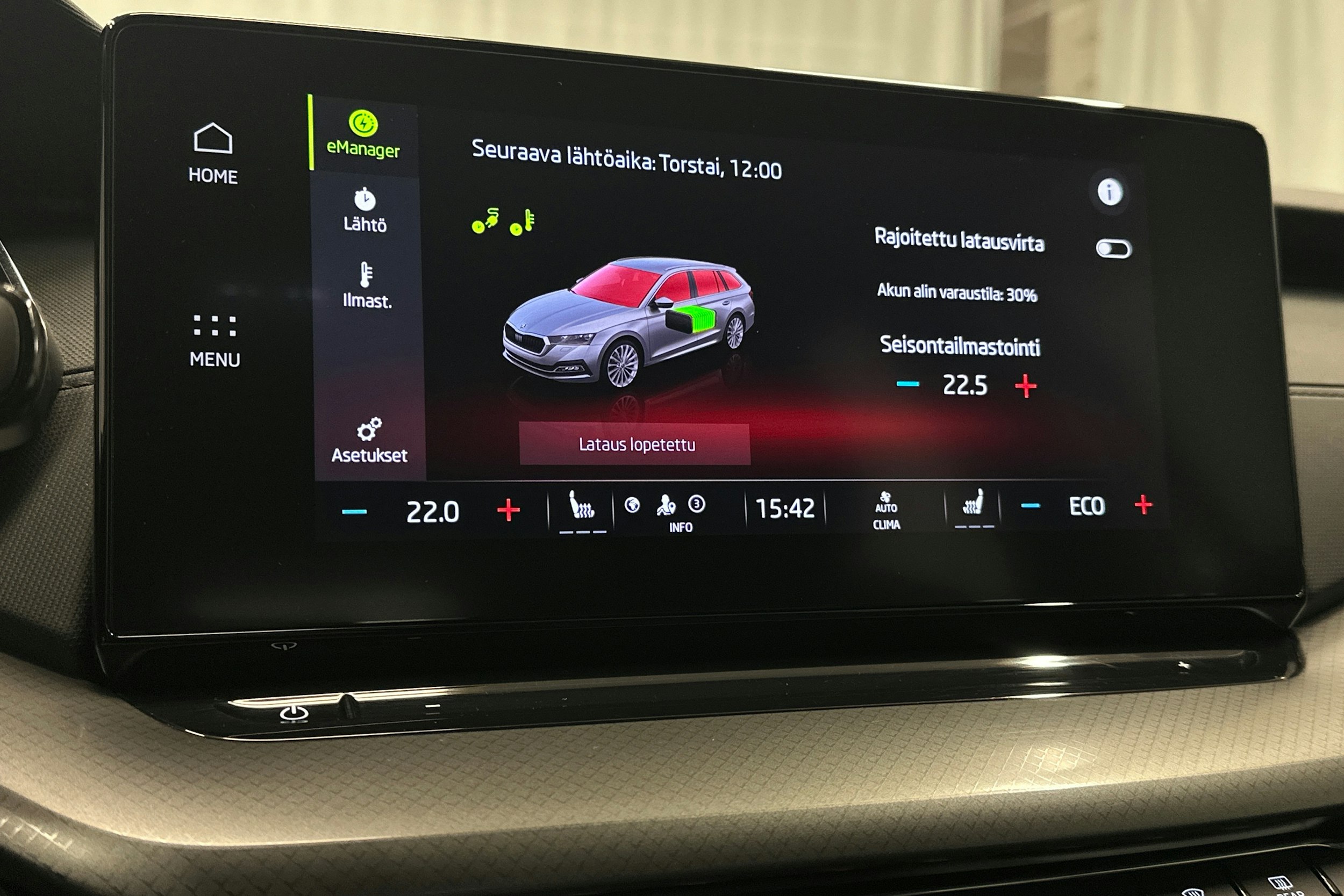 valkoinen Skoda Octavia 2024 kuva 24.