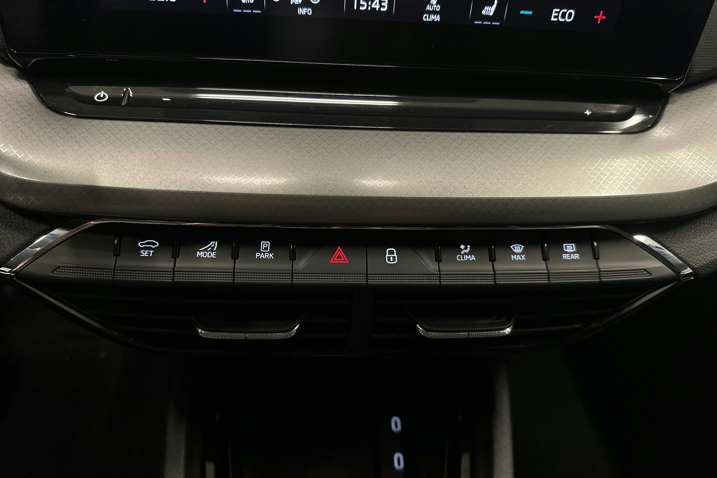 valkoinen Skoda Octavia 2024 kuva 27.