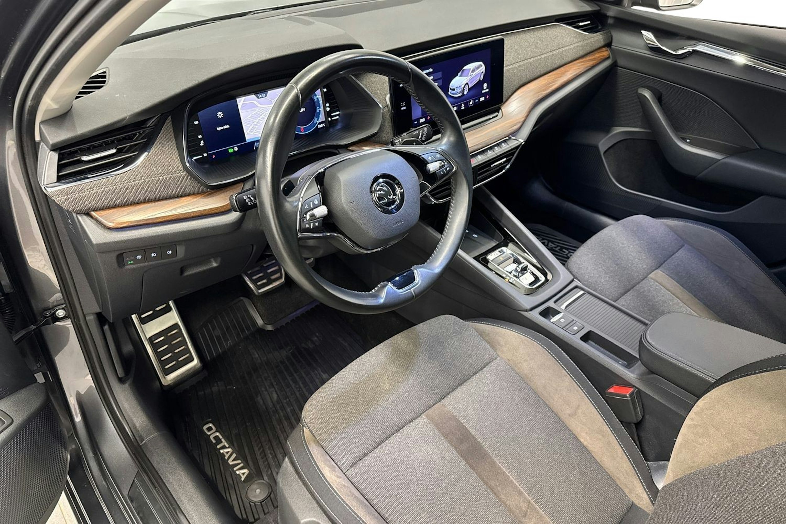 Harmaa Skoda OCTAVIA 2023 kuva 7.
