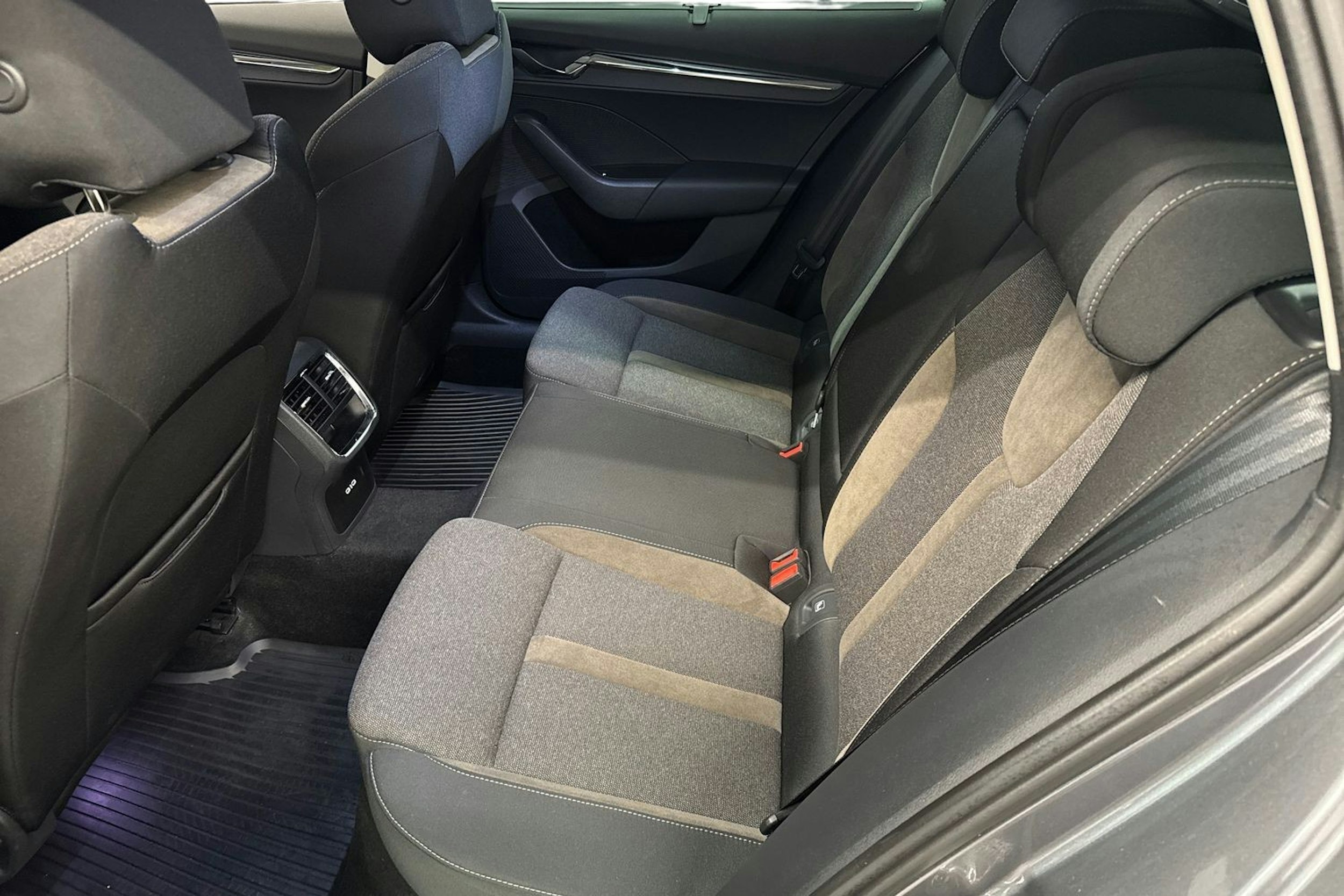 Harmaa Skoda OCTAVIA 2023 kuva 10.