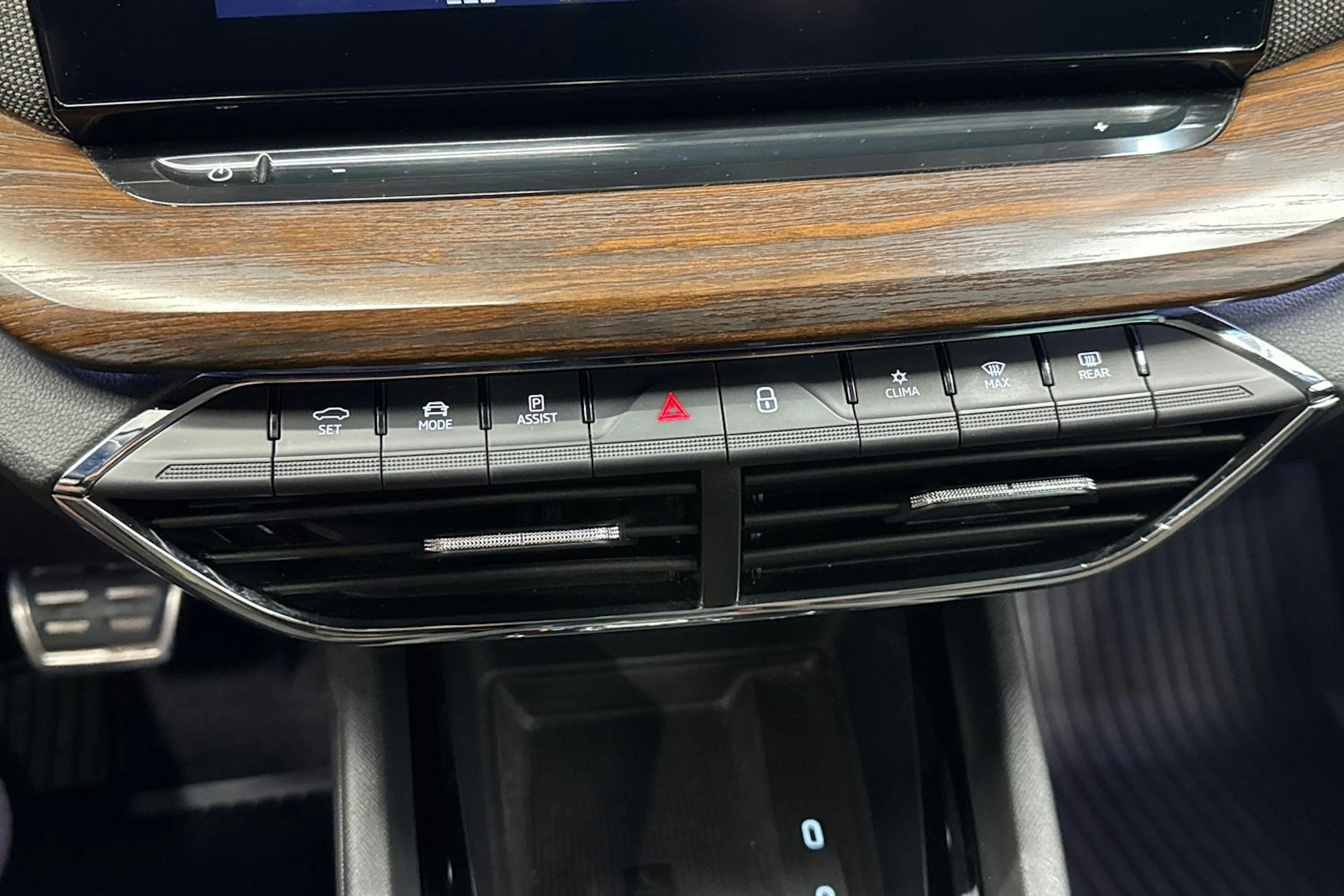Harmaa Skoda OCTAVIA 2023 kuva 26.