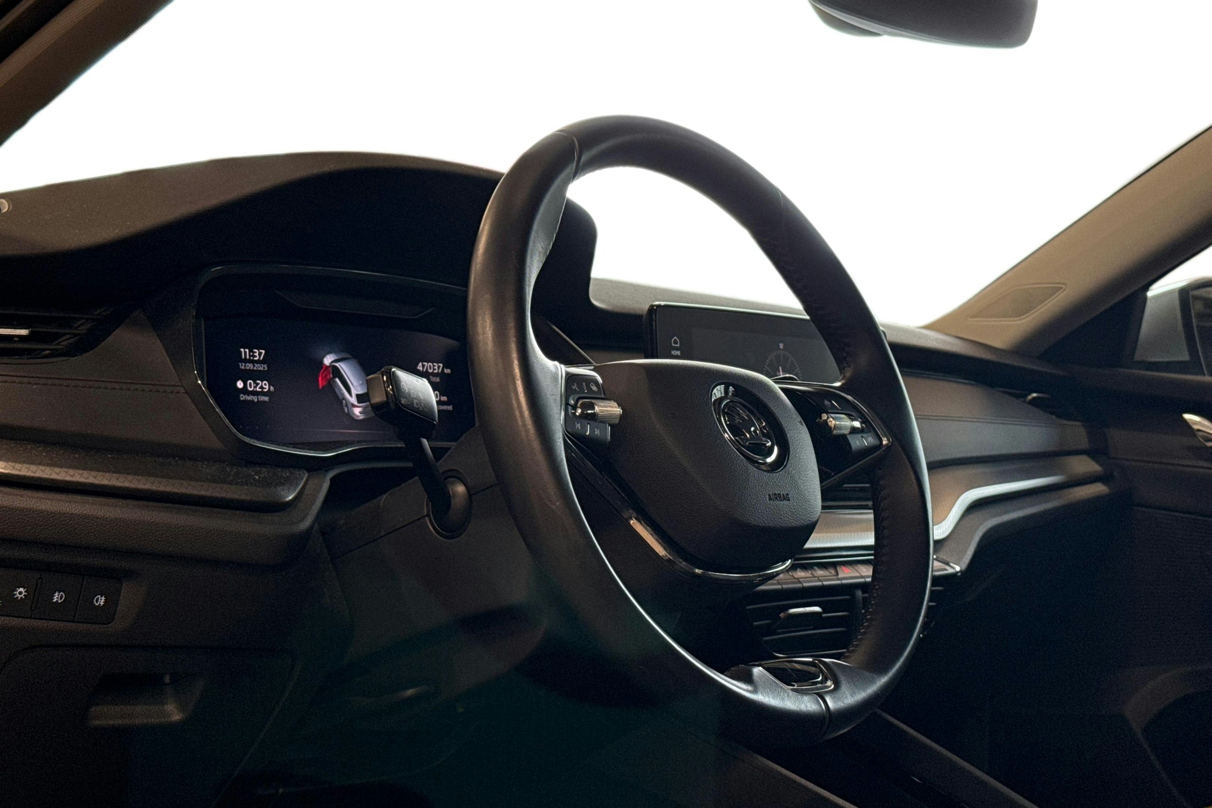harmaa Skoda Octavia 2024 kuva 3.