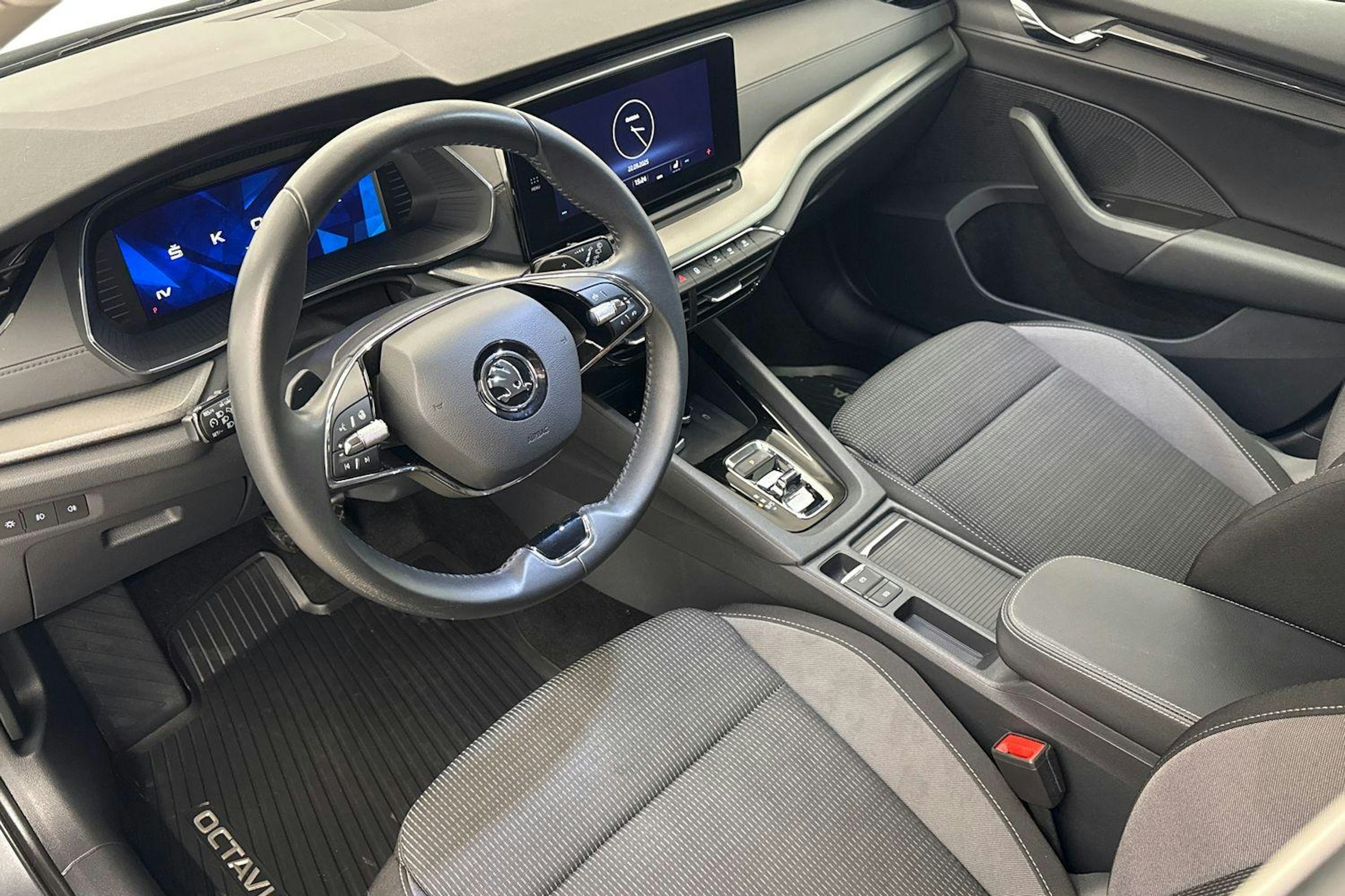 harmaa Skoda Octavia 2024 kuva 7.