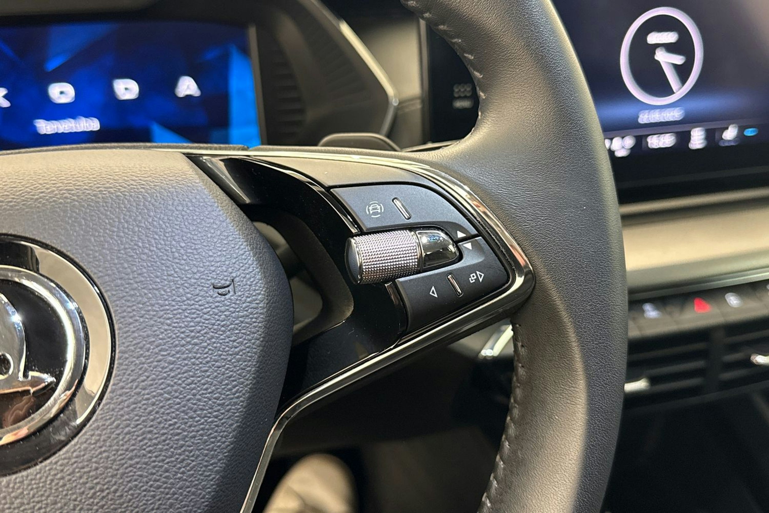 harmaa Skoda Octavia 2024 kuva 17.
