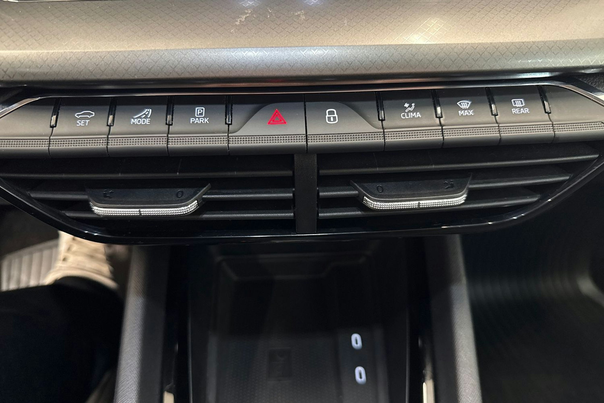 harmaa Skoda Octavia 2024 kuva 26.