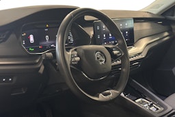 harmaa Skoda Octavia 2023 kuva 3.