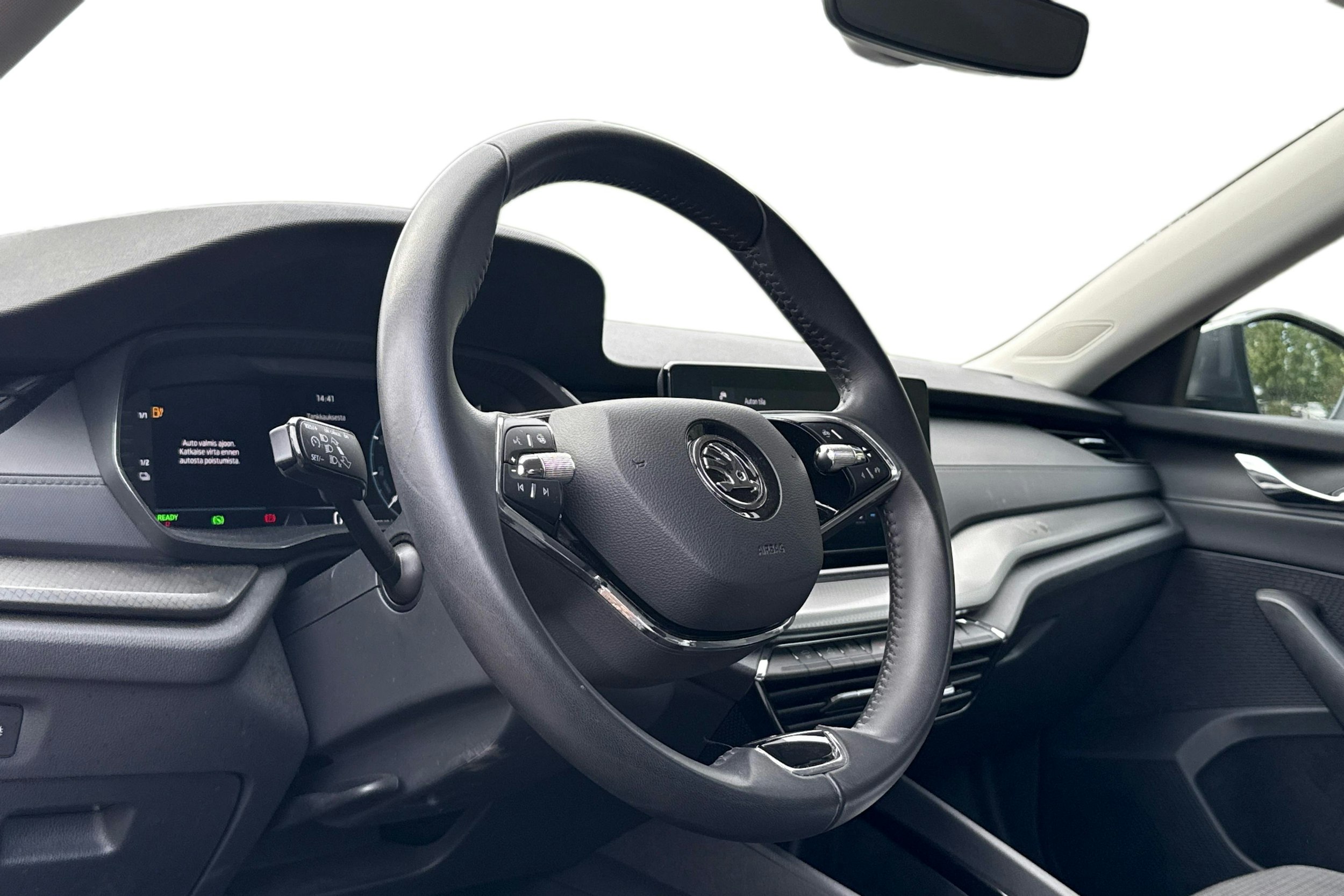 harmaa Skoda Octavia 2023 kuva 3.