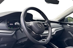 harmaa Skoda Octavia 2023 kuva 3.