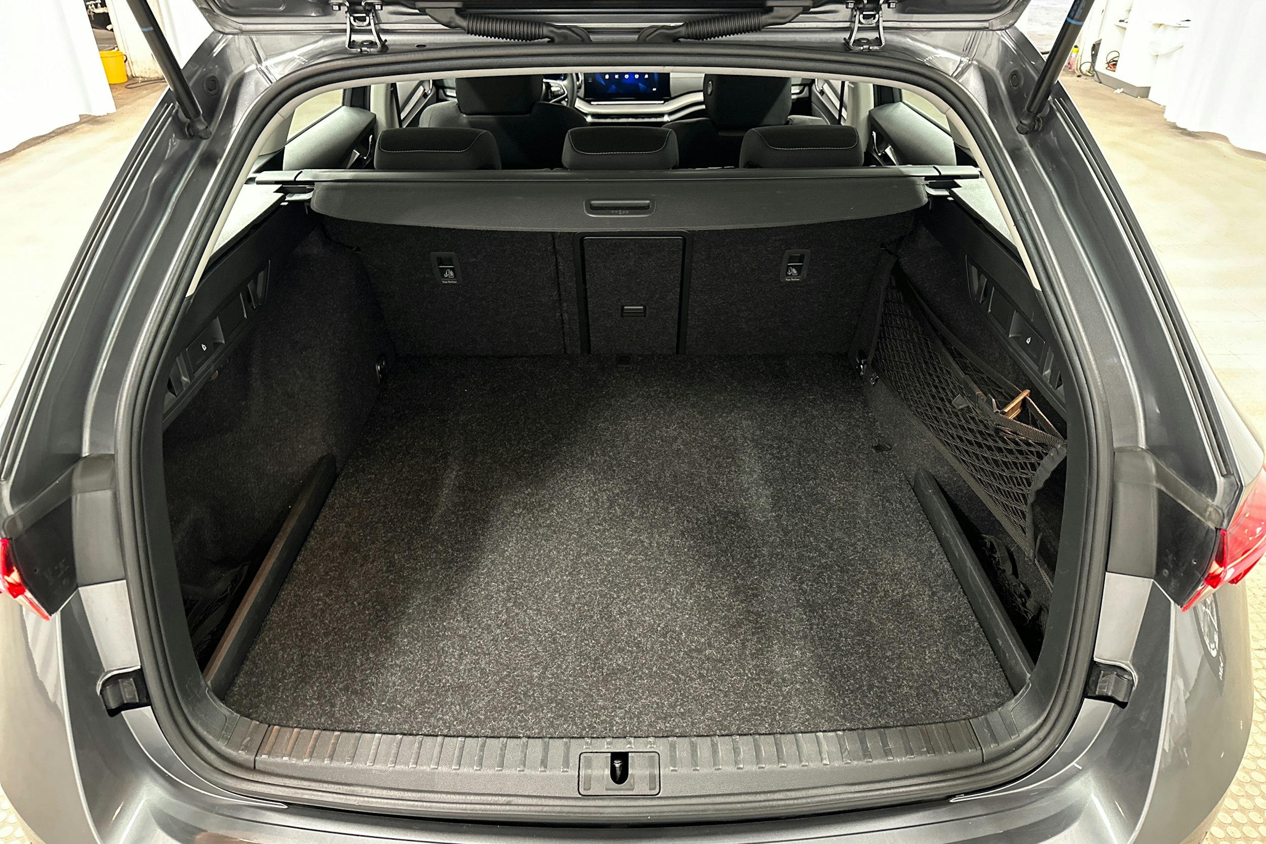 harmaa Skoda Octavia 2024 kuva 14.