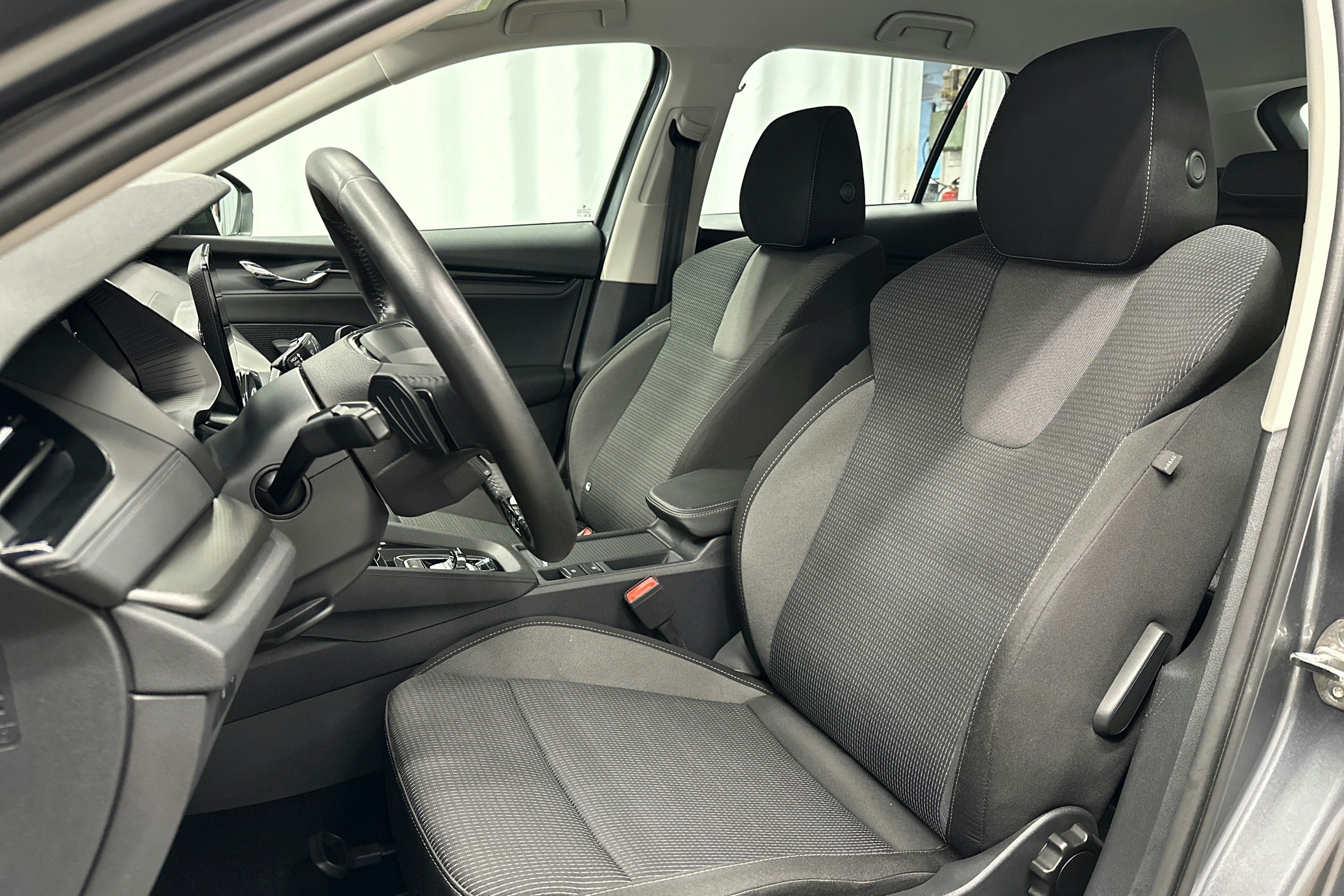 harmaa Skoda Octavia 2024 kuva 15.
