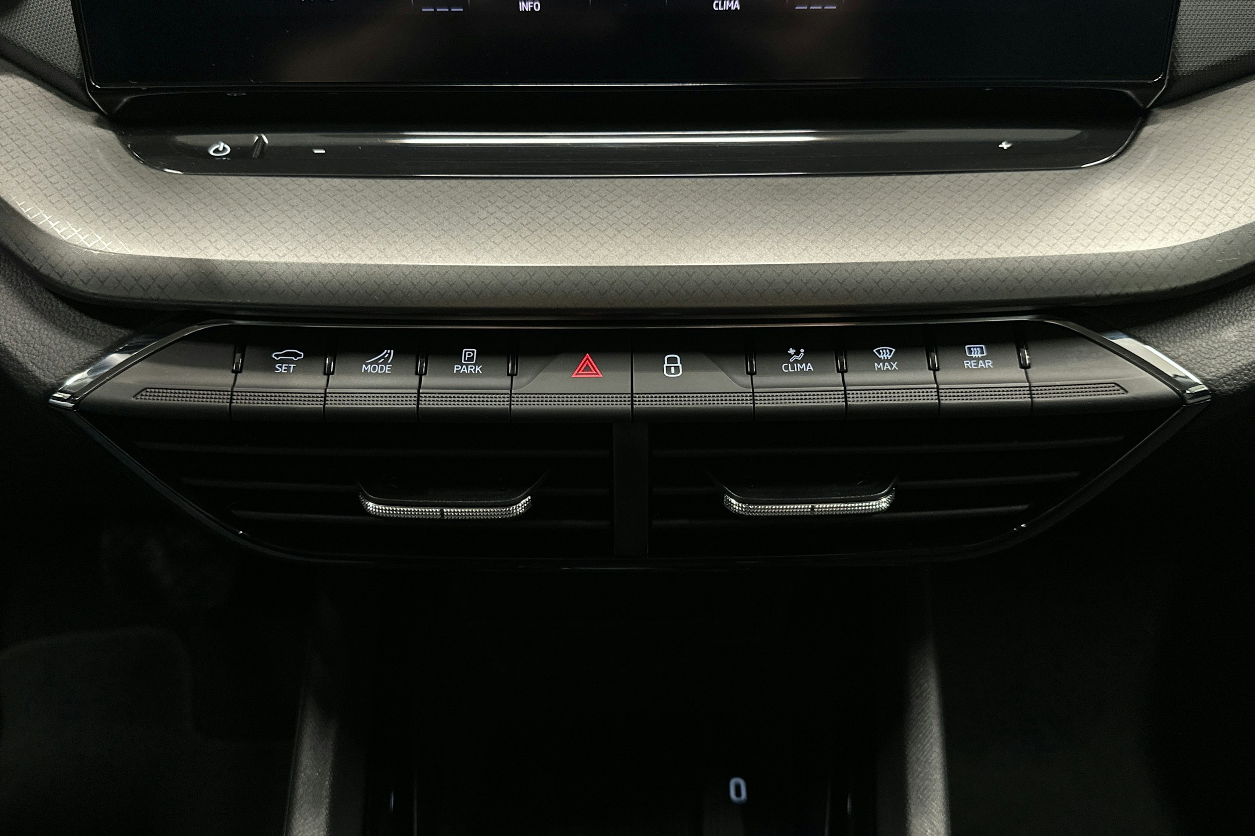 harmaa Skoda Octavia 2024 kuva 23.
