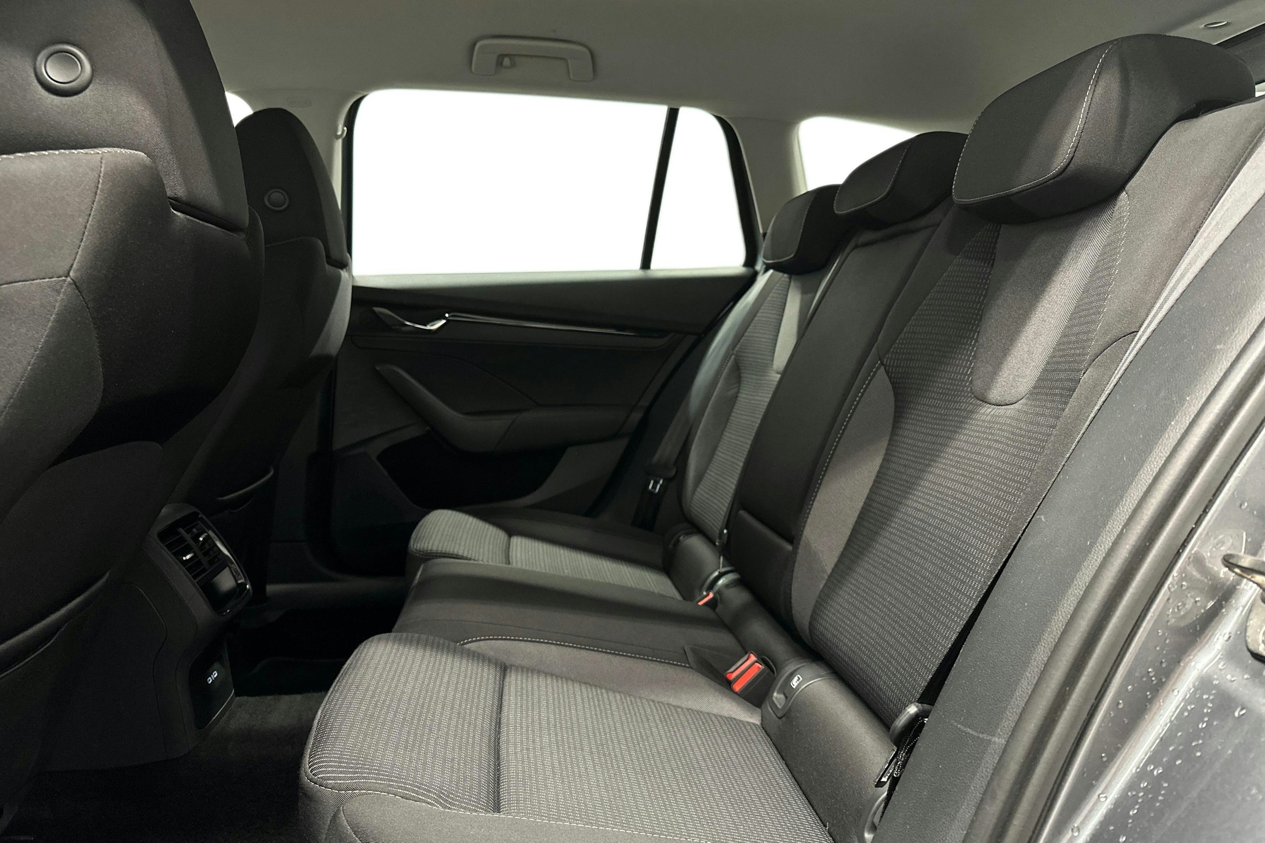 harmaa Skoda Octavia 2023 kuva 10.