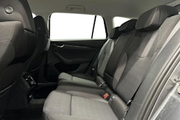 harmaa Skoda Octavia 2023 kuva 10.