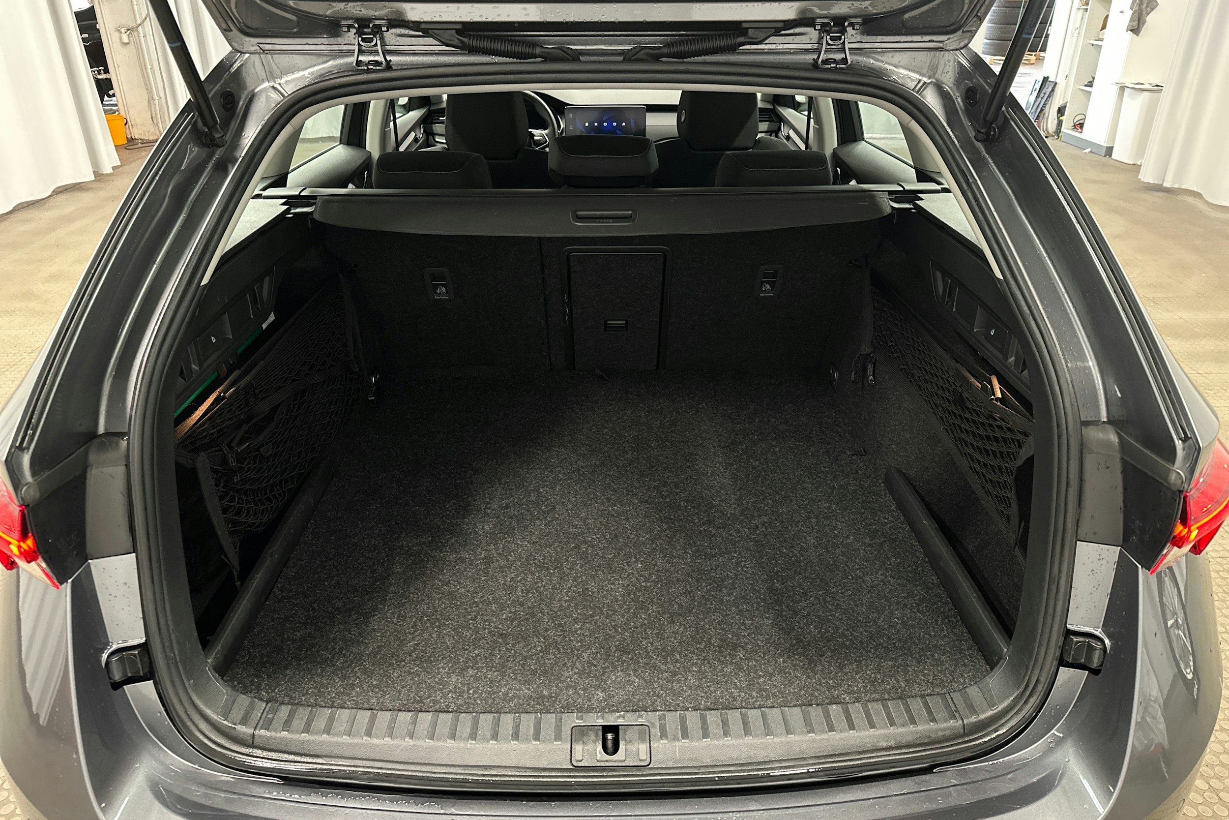 harmaa Skoda Octavia 2023 kuva 14.