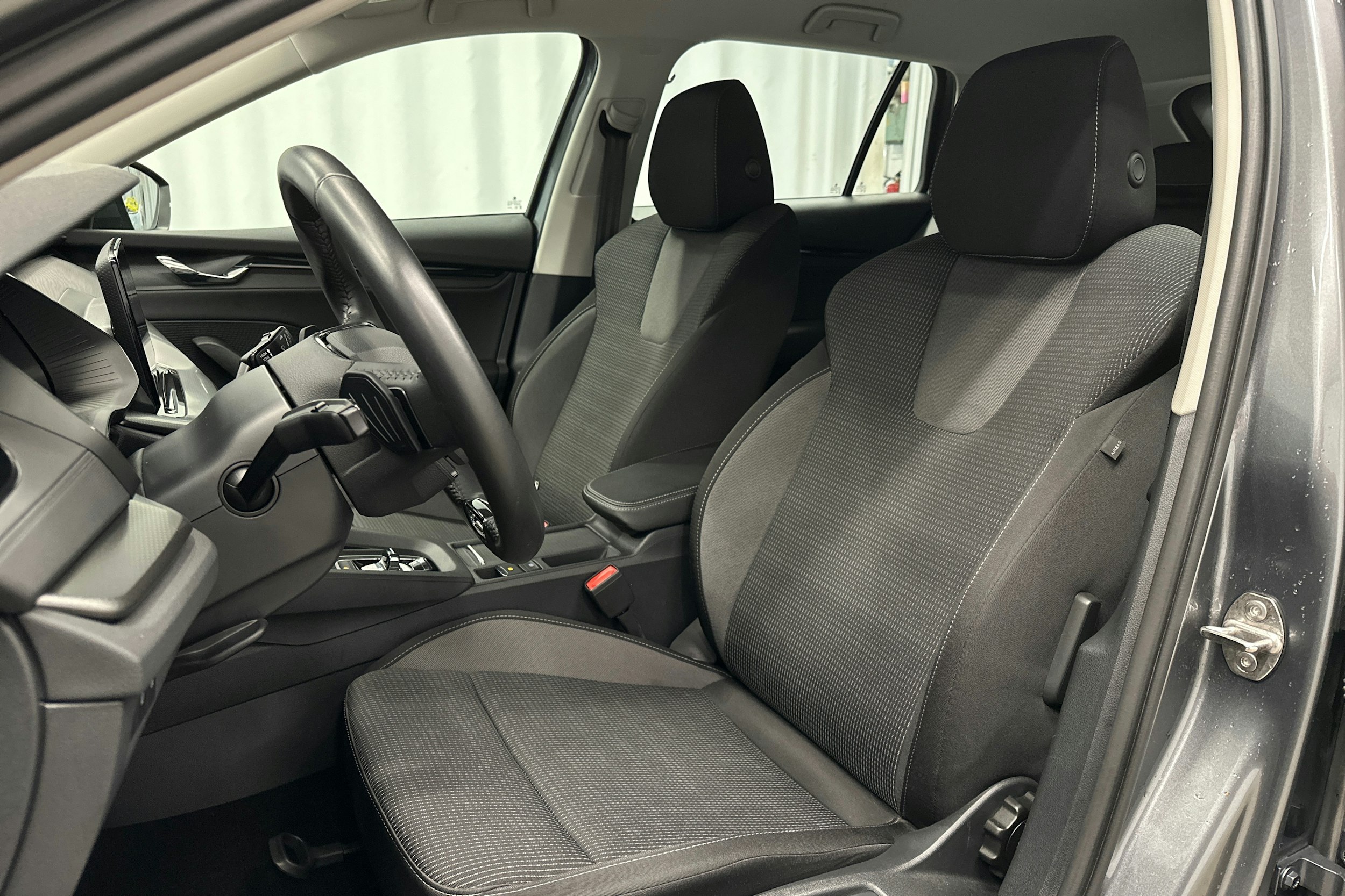 harmaa Skoda Octavia 2023 kuva 15.