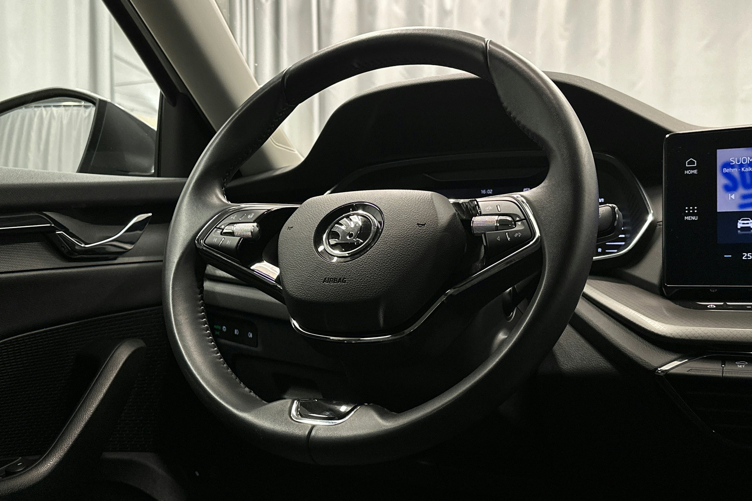 harmaa Skoda Octavia 2023 kuva 16.